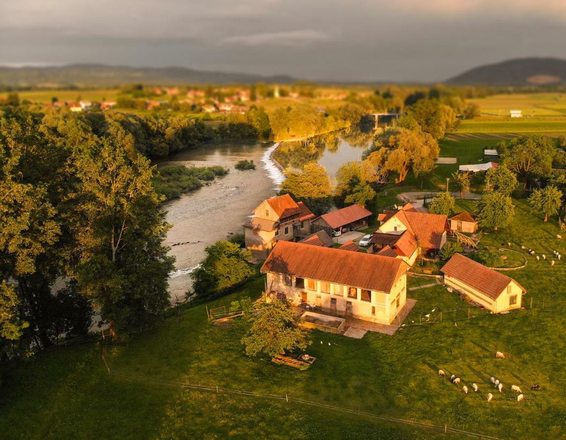 Farm stay Fortun Estate - Apartmaji Ob Reki Kolpi Metlika