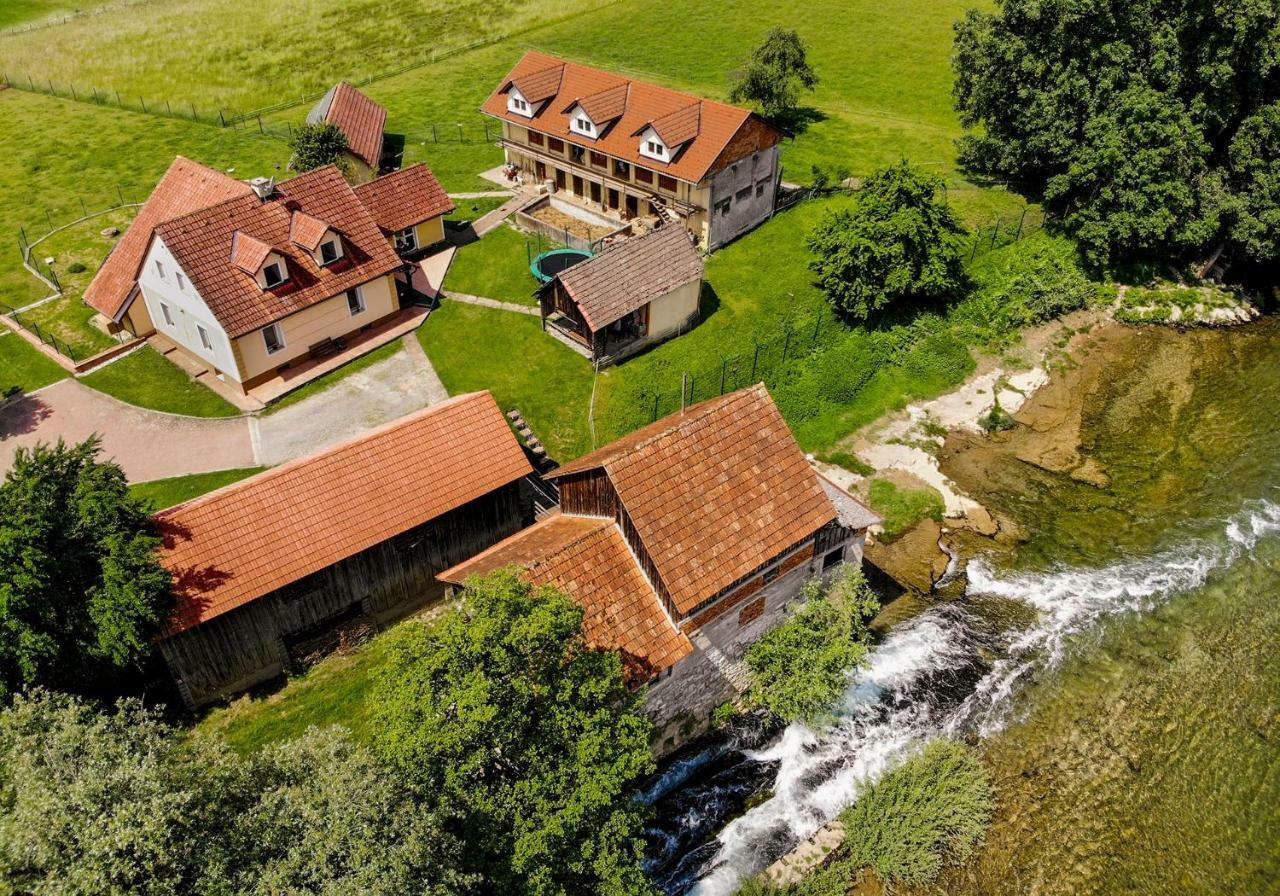 Fortun Estate - Apartmaji Ob Reki Kolpi Bauernhof